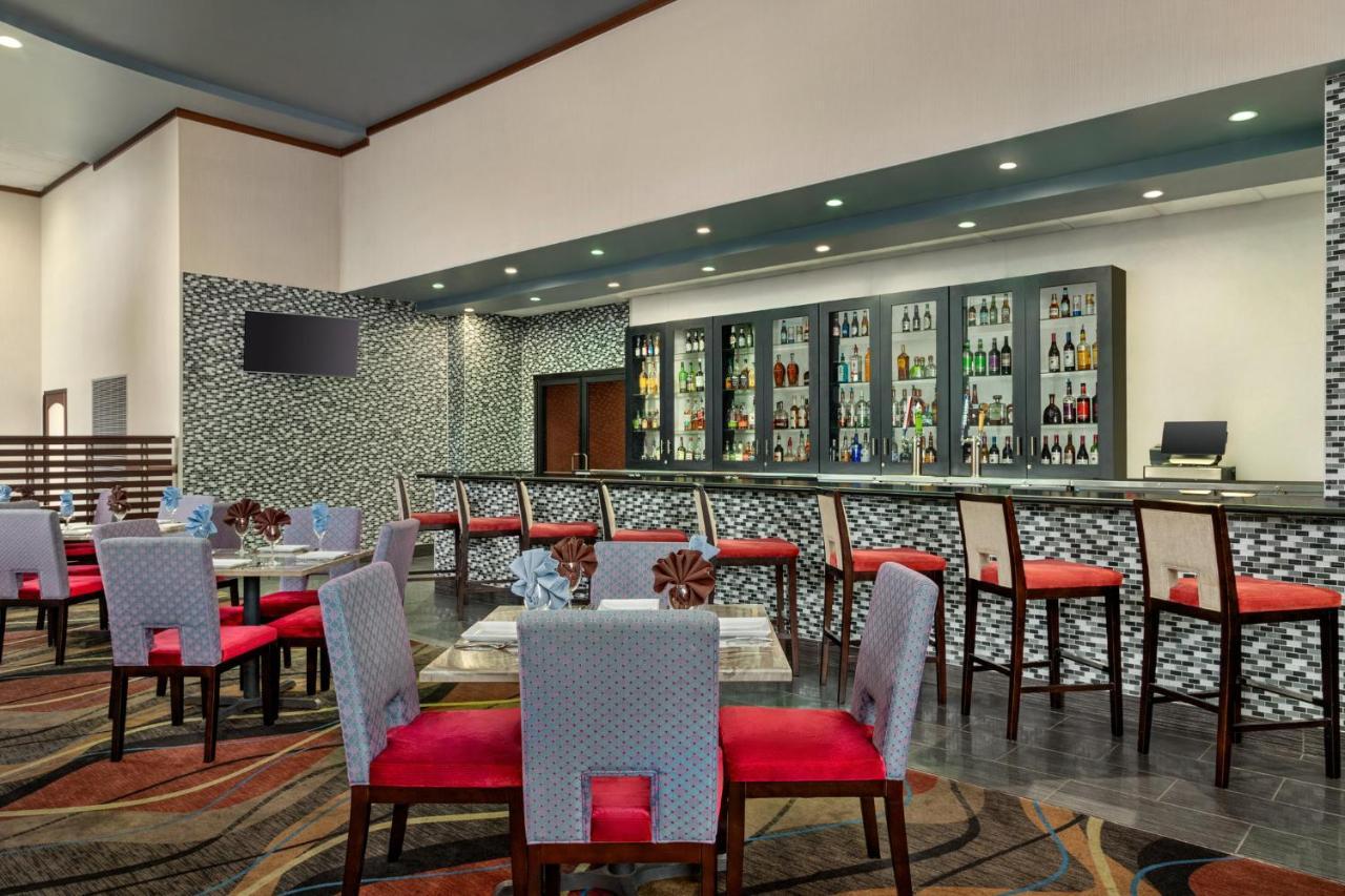 Holiday Inn Louisville East - Hurstbourne By Ihg Bagian luar foto